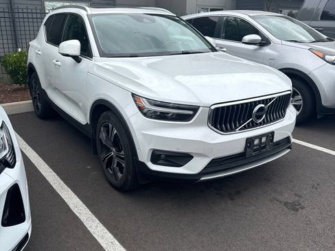 Used 2019 Volvo XC40 T4 Inscription FWD image 2