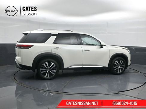 Used 2024 Nissan Pathfinder Platinum AWD/4WD image 3