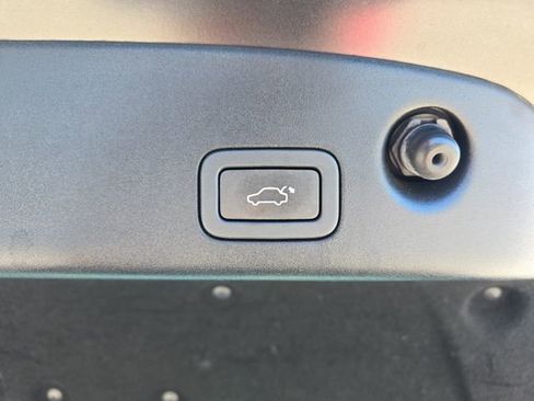 Used 2015 Jaguar XJ L Portfolio RWD image 19