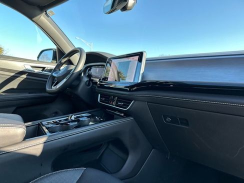 Used 2024 Volkswagen Atlas Cross Sport SE w/ Panoramic Sunroof Package image 23