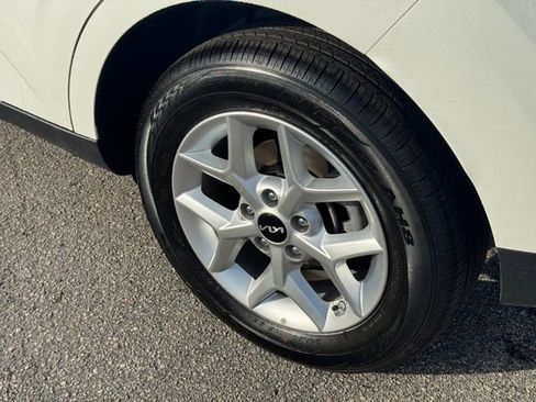 Certified 2025 Kia Soul LX w/ LX Technology Package FWD image 6