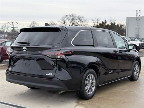 Certified 2024 Toyota Sienna LE image 4