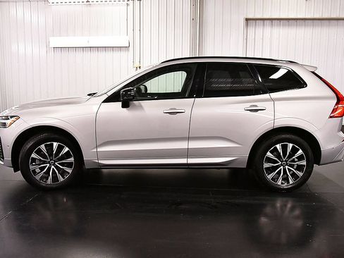 Used 2025 Volvo XC60 B5 Plus AWD/4WD image 4
