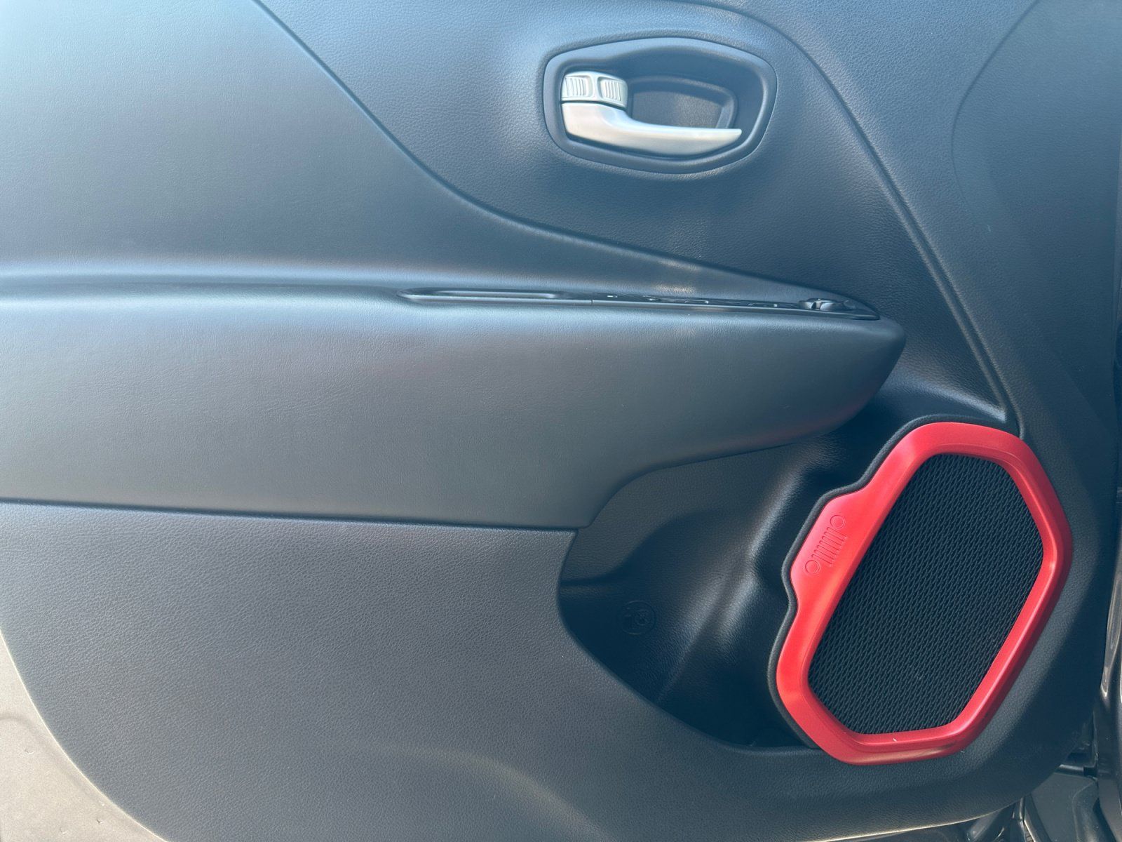 Used 2019 Jeep Renegade Trailhawk w/ Cold Weather Group II AWD/4WD image 14