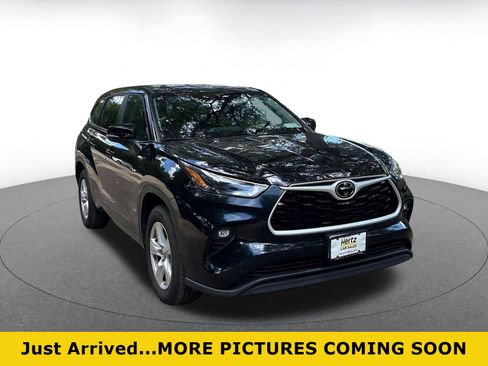 Used 2025 Toyota Highlander LE FWD image 1