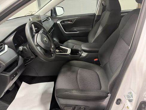Used 2025 Toyota RAV4 XLE AWD/4WD image 11