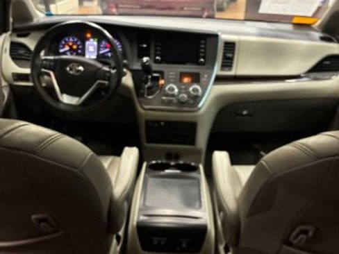 Used 2018 Toyota Sienna XLE Premium image 24