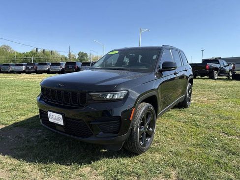 Used 2023 Jeep Grand Cherokee Altitude AWD/4WD image 9