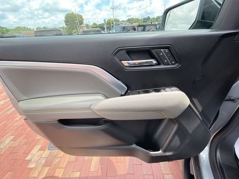 Used 2026 Chevrolet Colorado ZR2 w/ Midnight Edition AWD/4WD image 10
