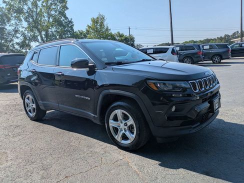 Used 2024 Jeep Compass Latitude AWD/4WD image 2