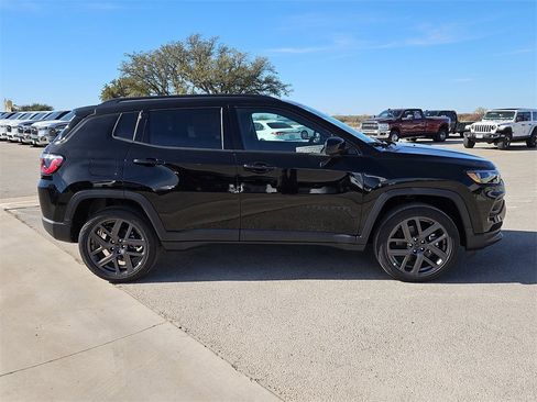 New 2026 Jeep Compass Latitude image 8