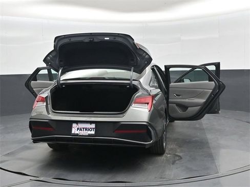 Used 2025 Hyundai Elantra SEL image 48