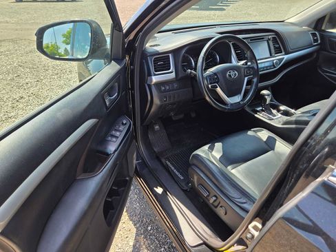 Used 2018 Toyota Highlander XLE AWD/4WD image 19