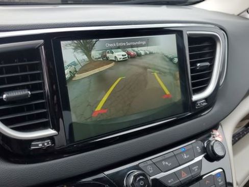 Certified 2024 Chrysler Pacifica Touring-L image 16