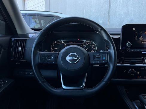 Used 2025 Nissan Pathfinder SV image 34