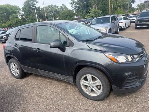 Used 2020 Chevrolet Trax LS w/ Tint and Cruise Package FWD image 4