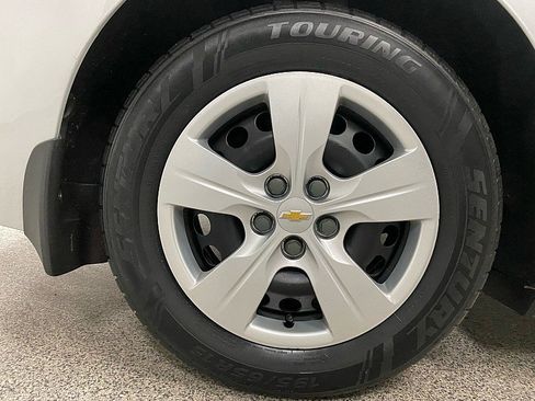 Used 2017 Chevrolet Cruze LS image 25