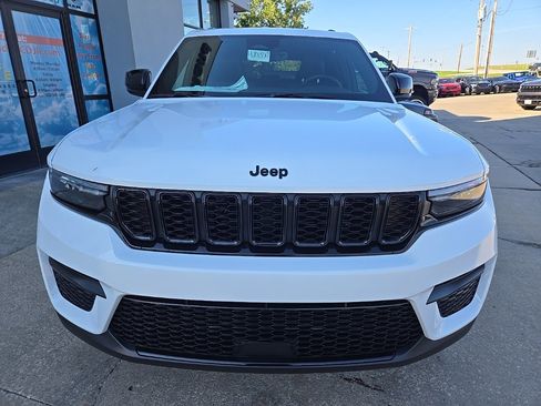 New 2025 Jeep Grand Cherokee Altitude image 15