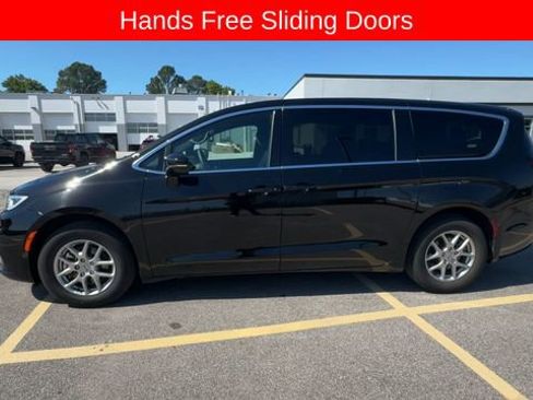 Used 2025 Chrysler Pacifica Select FWD image 5