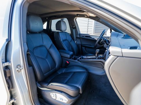 Certified 2025 Porsche Macan image 27