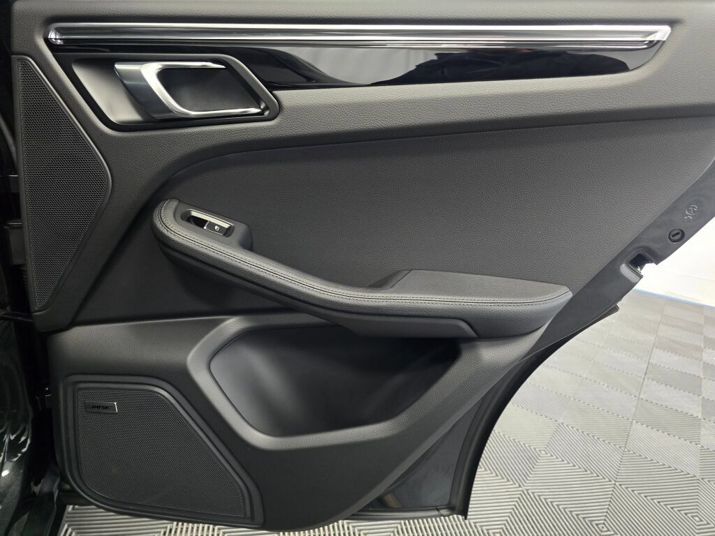 Certified 2025 Porsche Macan AWD/4WD image 25