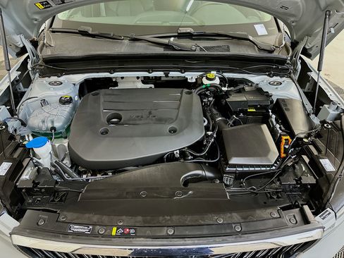 Used 2025 Volvo XC40 B5 Plus image 36