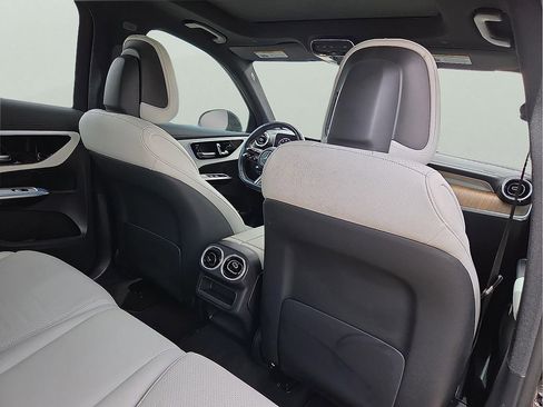 Used 2024 Mercedes-Benz GLC 300 4MATIC image 11