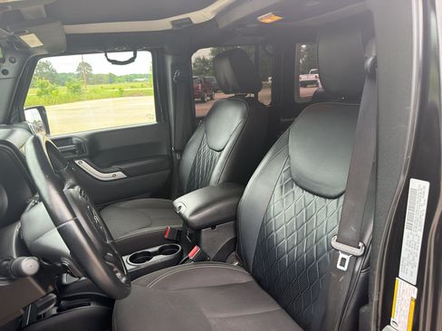 Used 2015 Jeep Wrangler Unlimited Sahara w/ Connectivity Group AWD/4WD image 9