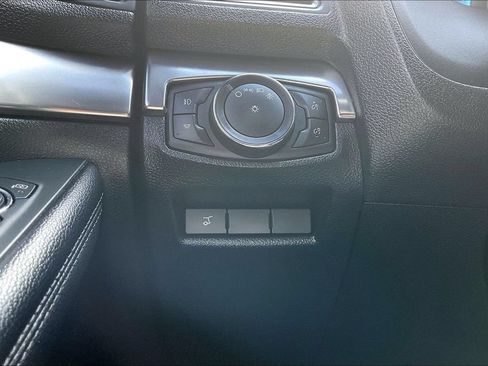 Used 2018 Ford Explorer XLT w/ Equipment Group 202A AWD/4WD image 38