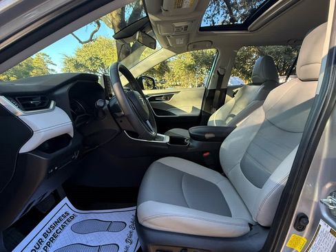 Used 2022 Toyota RAV4 XLE Premium image 11