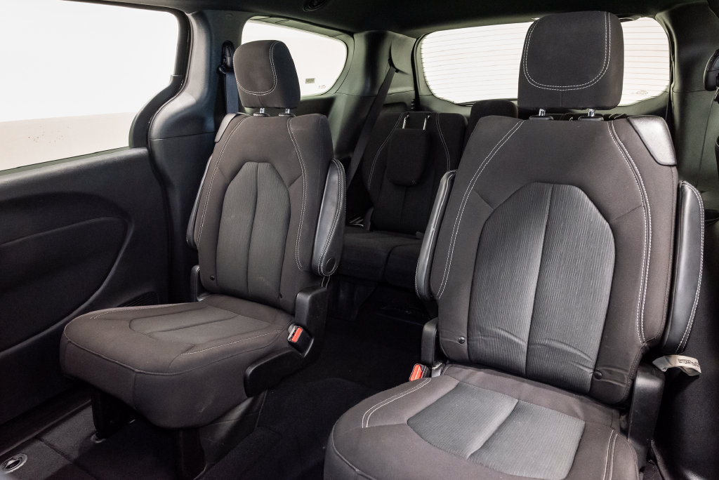 Used 2023 Chrysler Pacifica Touring FWD image 32