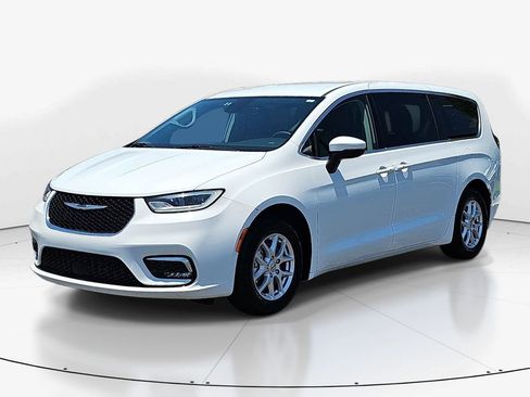 Used 2023 Chrysler Pacifica Touring-L FWD image 11