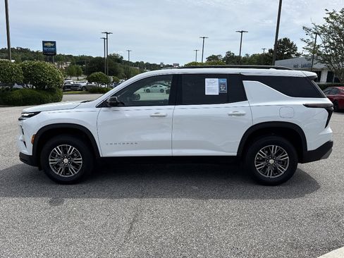 Used 2025 Chevrolet Traverse LT FWD image 6