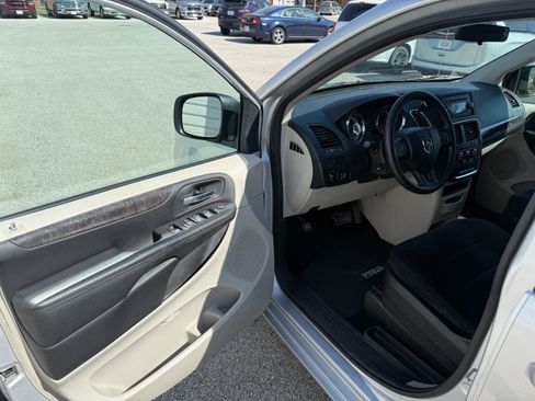 Used 2011 Dodge Grand Caravan Mainstreet w/ PWR Convenience Group FWD image 9