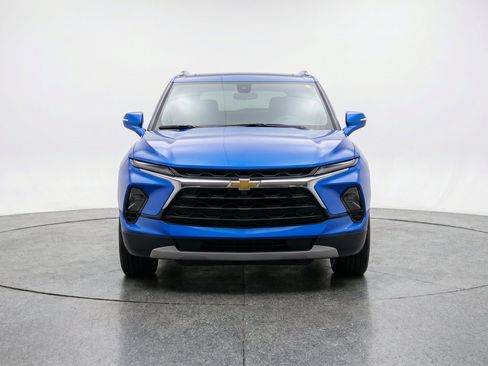 Used 2025 Chevrolet Blazer LT FWD image 2