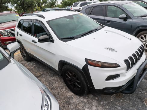Used 2017 Jeep Cherokee Sport FWD image 7