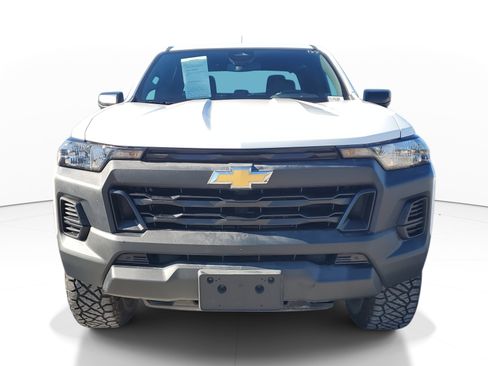 Used 2024 Chevrolet Colorado W/T image 2