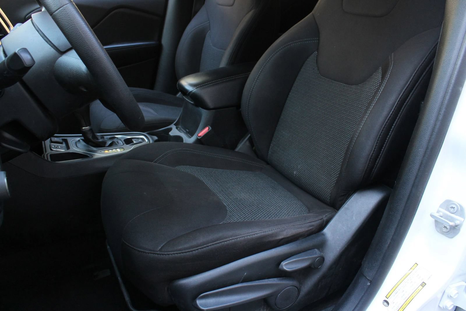 Used 2020 Jeep Cherokee Latitude FWD image 16