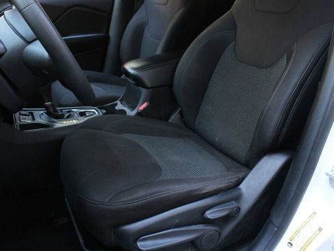 Used 2020 Jeep Cherokee Latitude FWD image 16