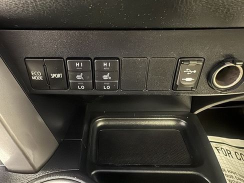 Used 2018 Toyota RAV4 XLE AWD/4WD image 24