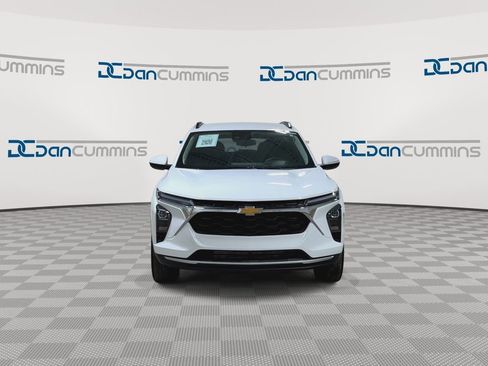 Used 2025 Chevrolet Trax LT w/ LT Convenience Package image 3