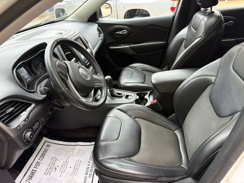 Used 2019 Jeep Cherokee Latitude Plus w/ Comfort/Convenience Group AWD/4WD image 9