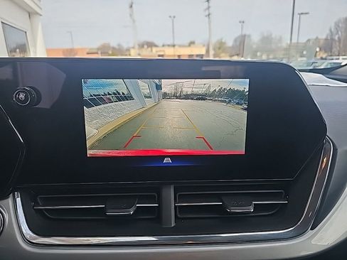 Used 2025 Chevrolet Trax LT w/ LT Convenience Package image 16