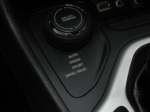 Used 2016 Jeep Cherokee Limited w/ Technology Group AWD/4WD image 24