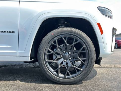 New 2026 Jeep Grand Cherokee Summit image 18