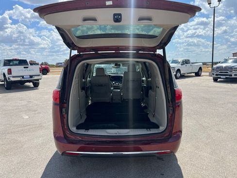 Used 2017 Chrysler Pacifica Limited w/ Advanced Safetytec Group FWD image 5