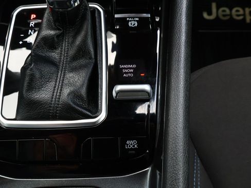 Used 2025 Jeep Compass Sport w/ Mopar Graphics Package image 26