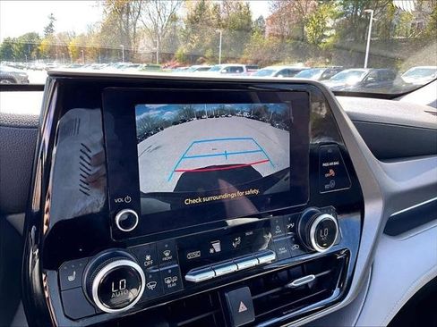 Used 2024 Toyota Highlander XLE FWD image 20