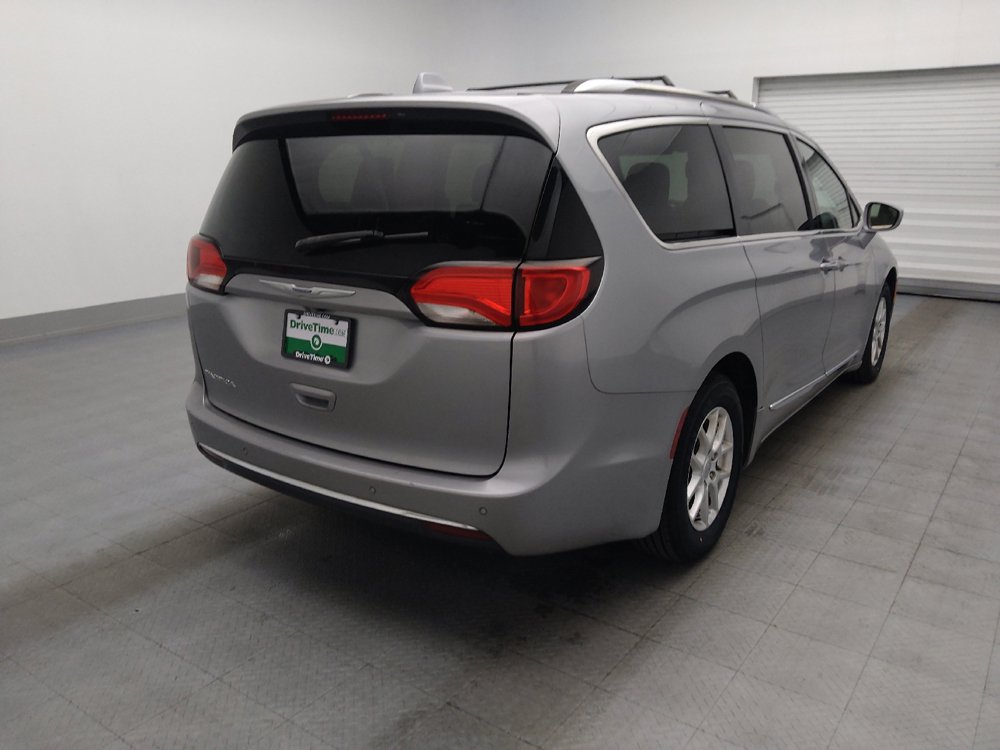 Used 2020 Chrysler Pacifica Touring-L FWD image 9