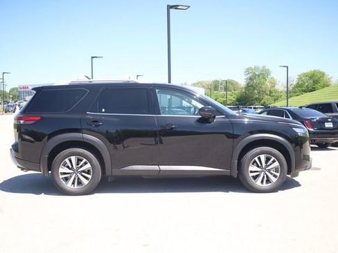 Used 2025 Nissan Pathfinder SL FWD image 4